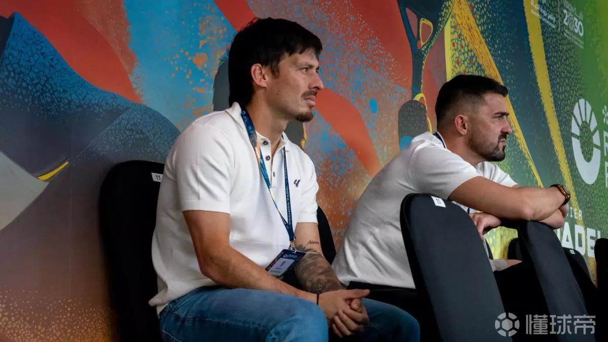 作为嘉宾，比利亚和大卫-席尔瓦观看了笼式网球赛事揭幕战