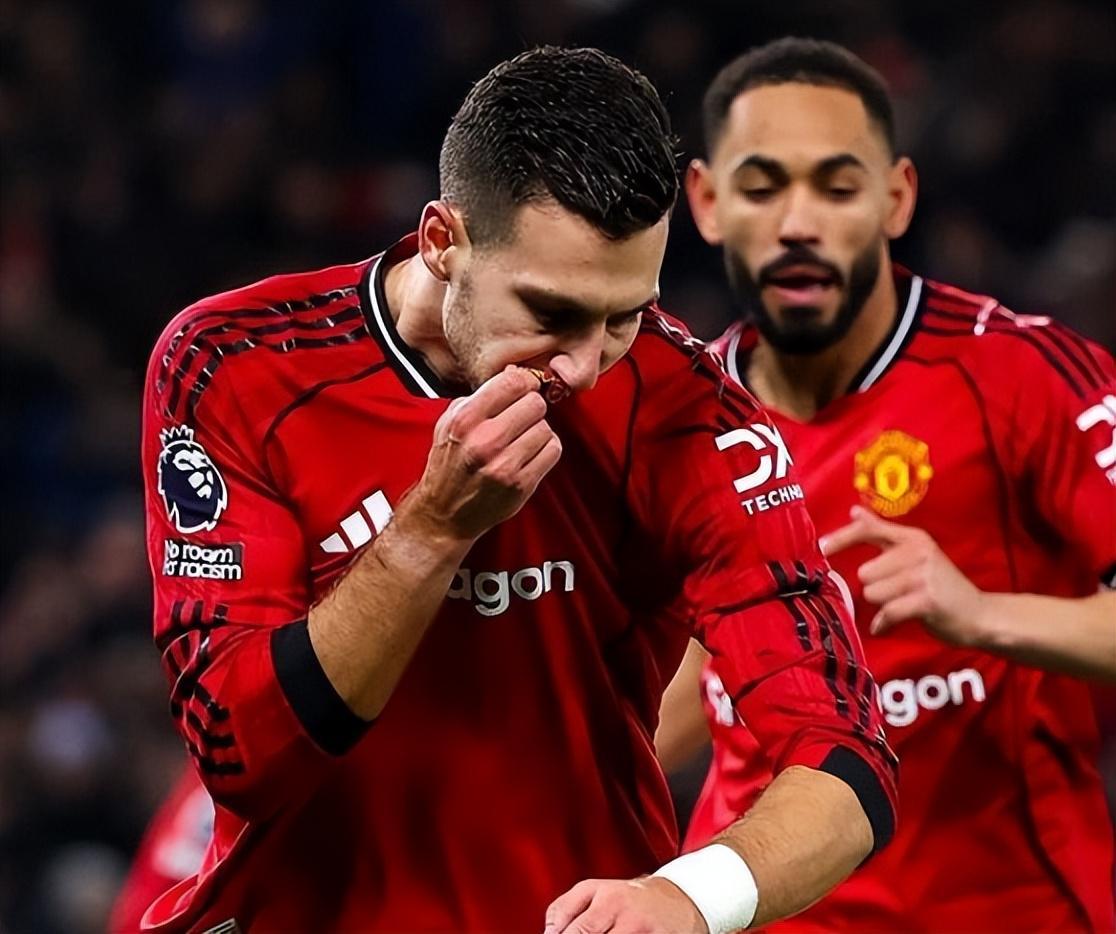 4战4胜！临时工带曼联仅1个月就脱胎换骨，原因曝光，3豪强来抢人