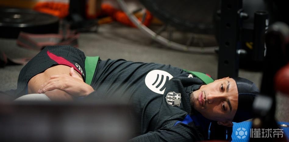 世体：拉菲尼亚没有参与球队今日合练，他争取赶上对阵马竞