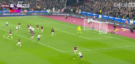 第90+6分钟，谢什科禁区脚后跟破门，曼联1-1扳平西汉姆联