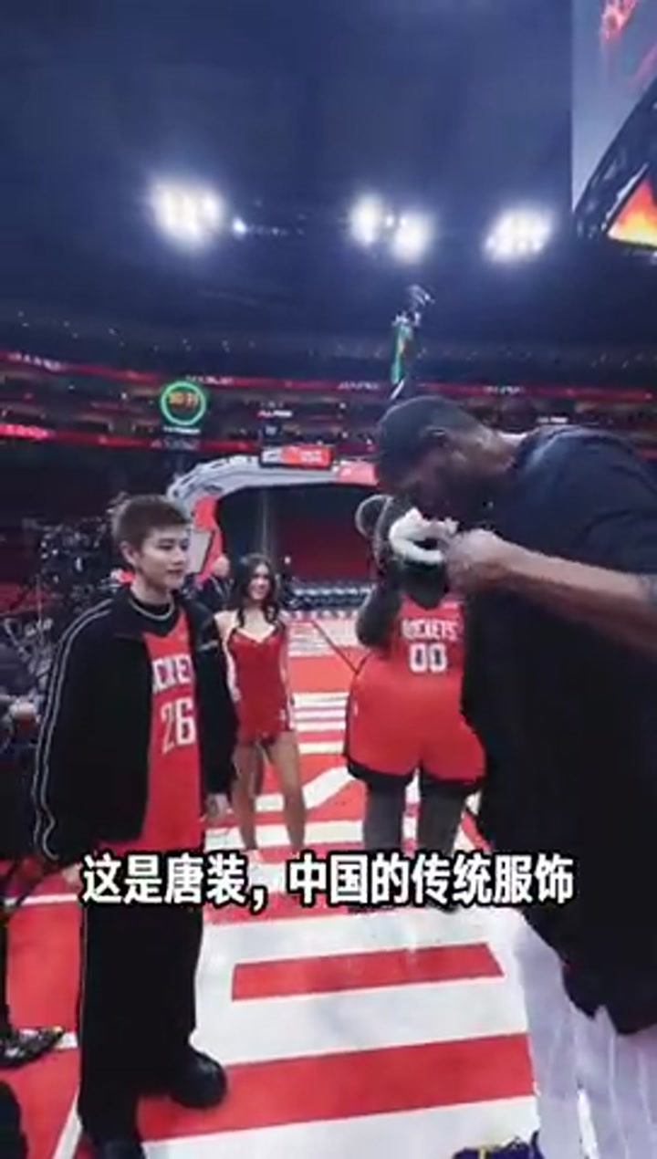 任嘉伦来到火箭主场 与杜兰特交换礼物