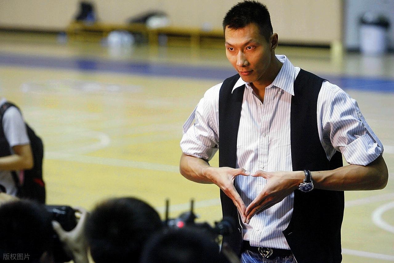 易建联正式复出！481天首次公开亮相 获赞男篮旗帜 自律代名词