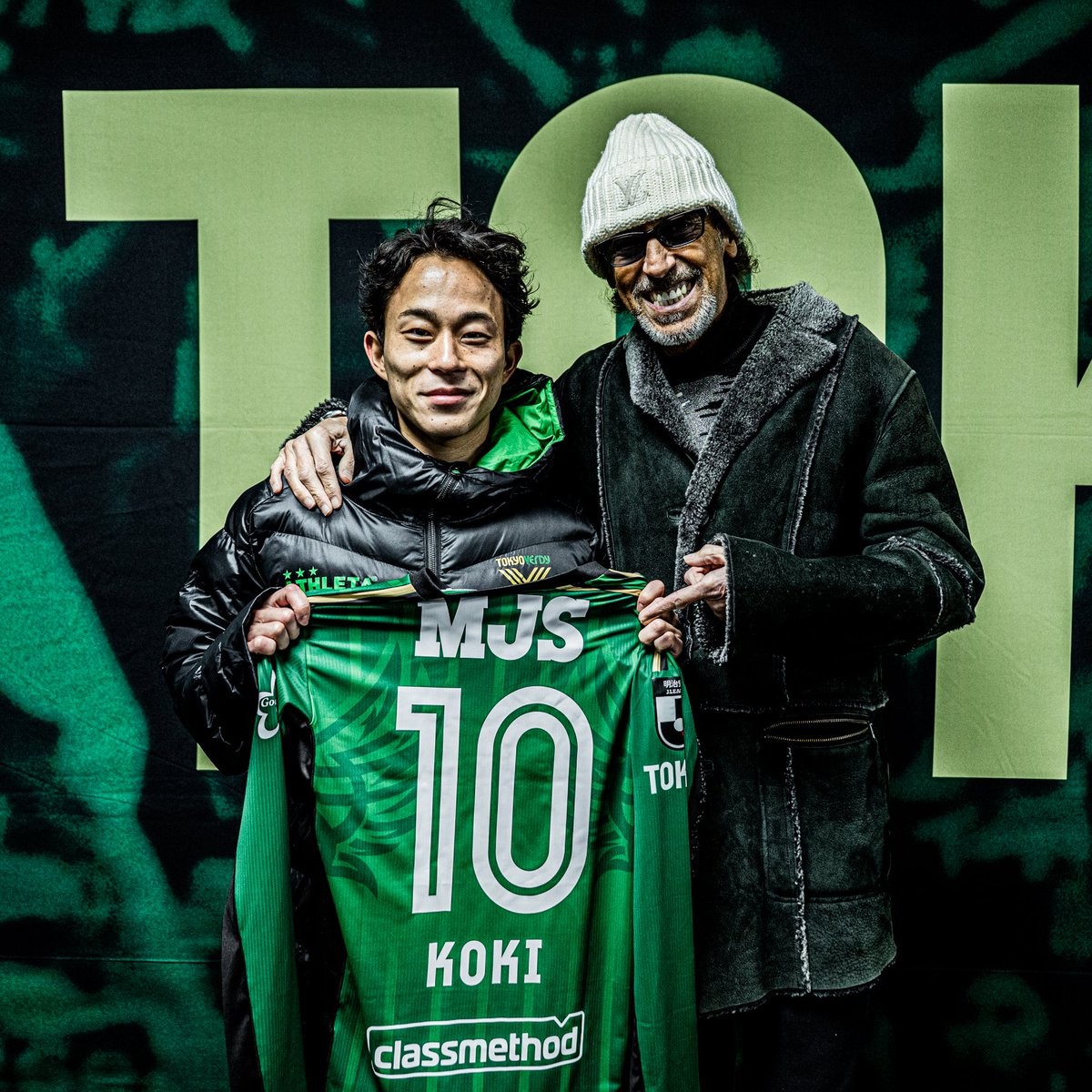 传承，东京绿茵邀请患癌的球队名宿拉莫斯观看揭幕战并赠送球衣