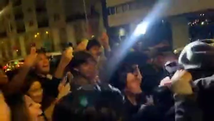 姆巴佩离开晚宴引发等候球迷尖叫