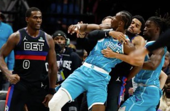 Shams：斯图尔特因斗殴被禁赛七场，迪亚巴特、小乔四场，杜伦两场