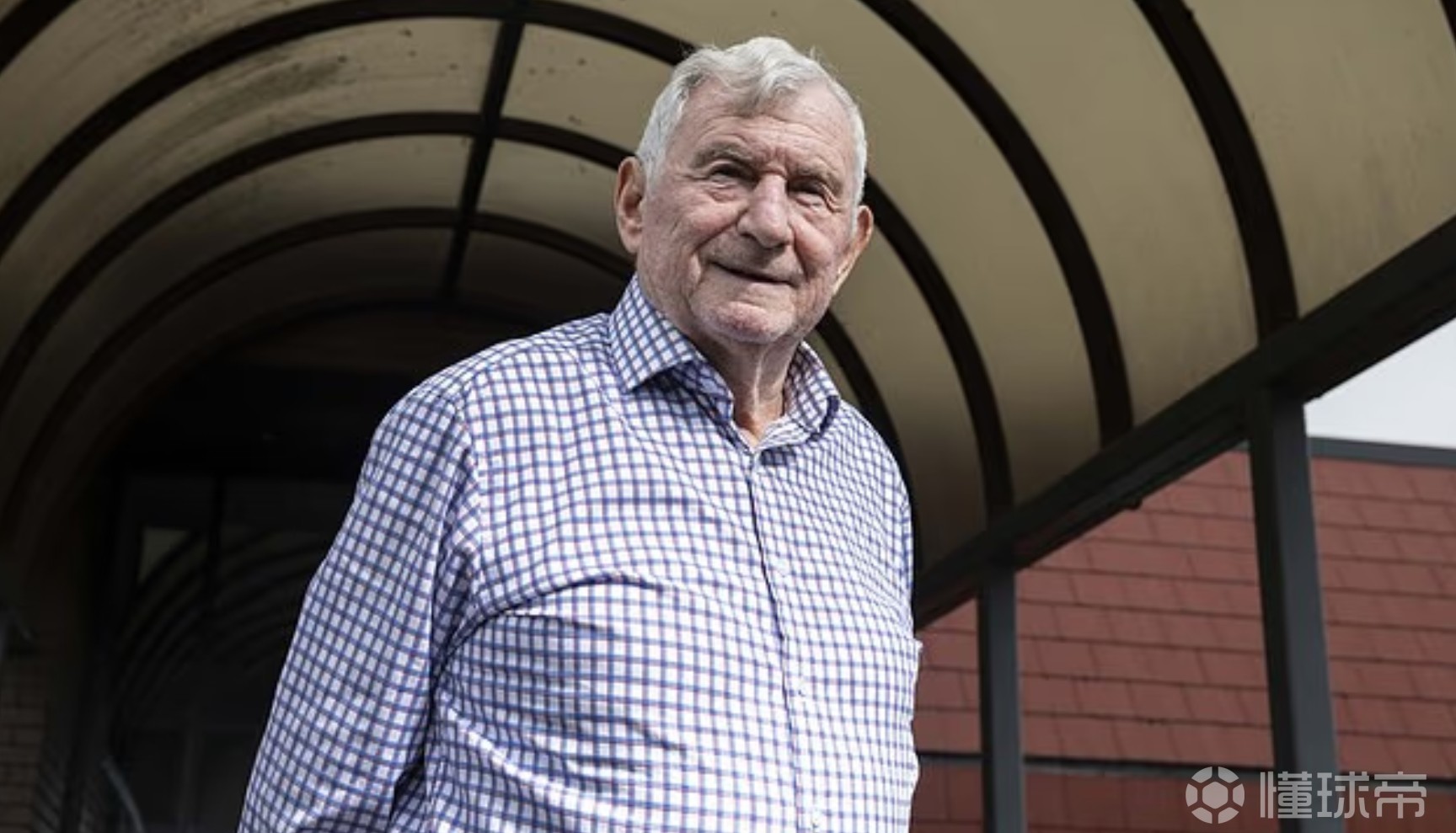 81岁的热刺前主帅普拉特摔倒后住院两周，现已出院回家