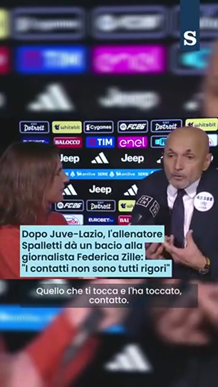 斯帕莱蒂亲了女记者一口并轻轻摸脸