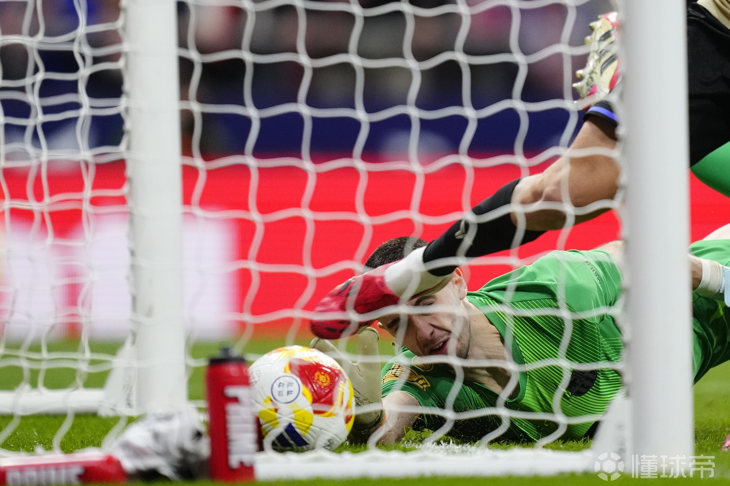 巴萨和马竞都曾担忧场地条件，开场不久后霍安便停球失误丢球