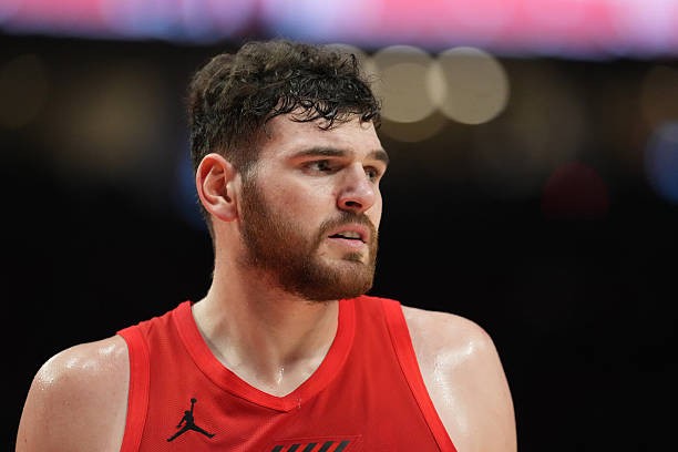 略显尴尬，克林根在次节空篮不进+遭贝利自抛自扣戏耍