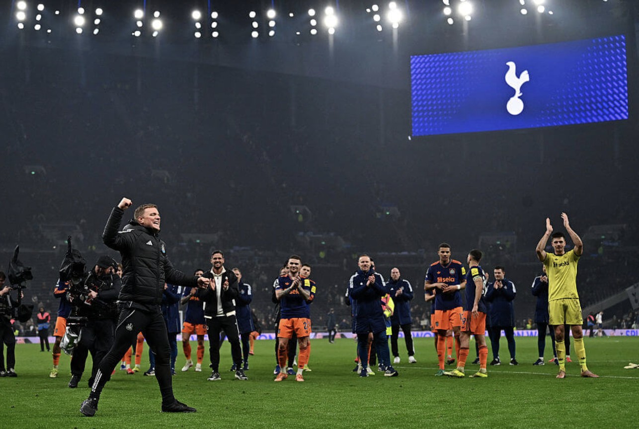 赢回球迷的心，纽卡球迷高歌“埃迪-豪的黑白军团”支持主帅