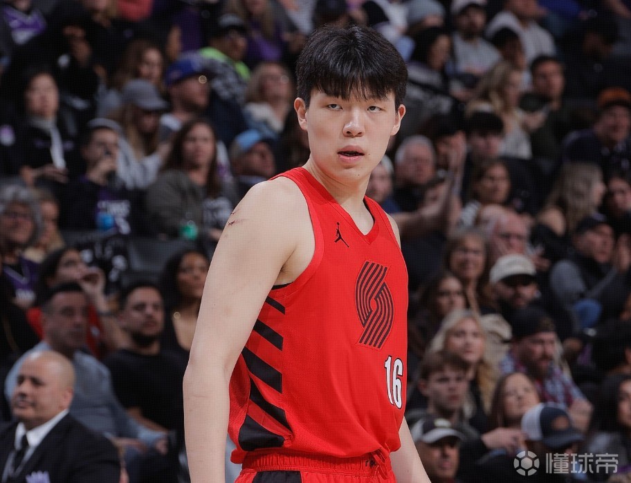 略显尴尬，杨瀚森禁区内近距离勾手结果三不沾