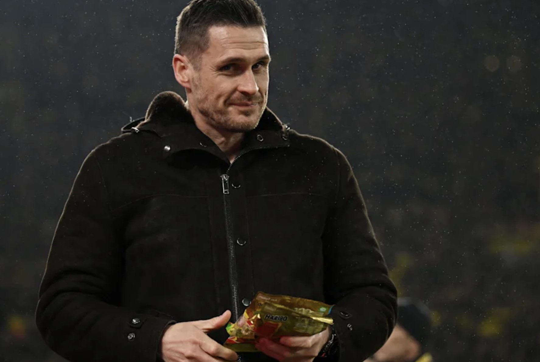 童趣，德天空送给多特体育总监凯尔两包小熊软糖当作生日礼物