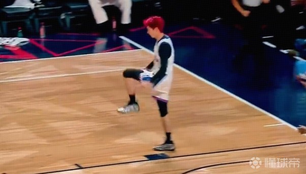 致敬偶像，王鹤棣下快攻接林书豪长传完成上篮，随后霸王步庆祝