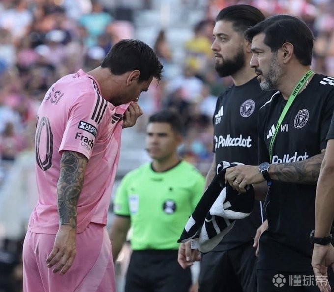 记者：据俱乐部内部消息，梅西至少伤缺两周