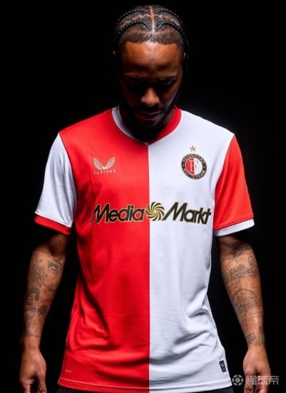 开启生涯新篇章，斯特林晒身披费耶诺德战袍照