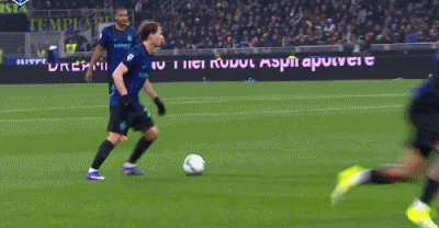 国米3-2绝杀十人尤文 泽林斯基破门卡卢卢染红引争议