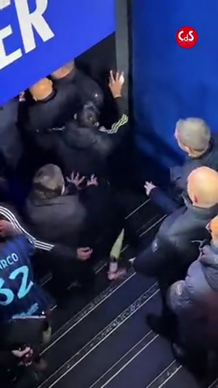 火药味拉满！斯帕莱蒂、基耶利尼等通道口堵着主裁讨说法