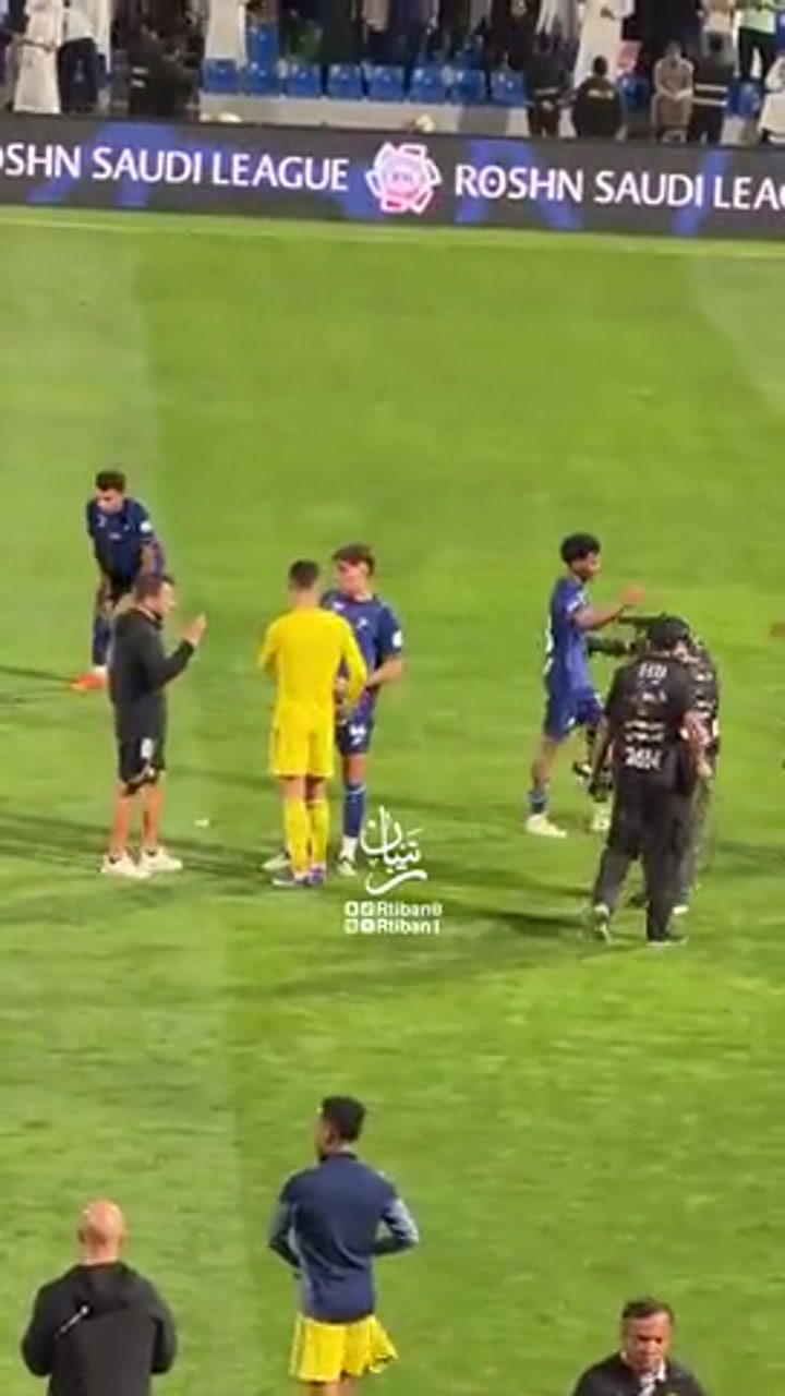 实拍：C罗赛后主动赠送了自己的球衣，看起来心情不错