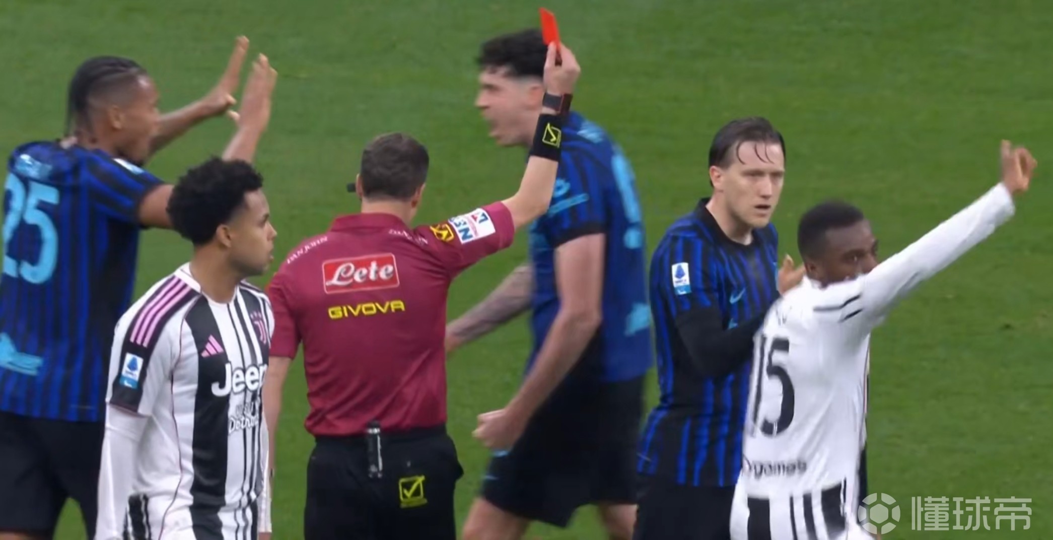 安布：巴斯托尼很不体面，他既对不起足球，也对不起他自己