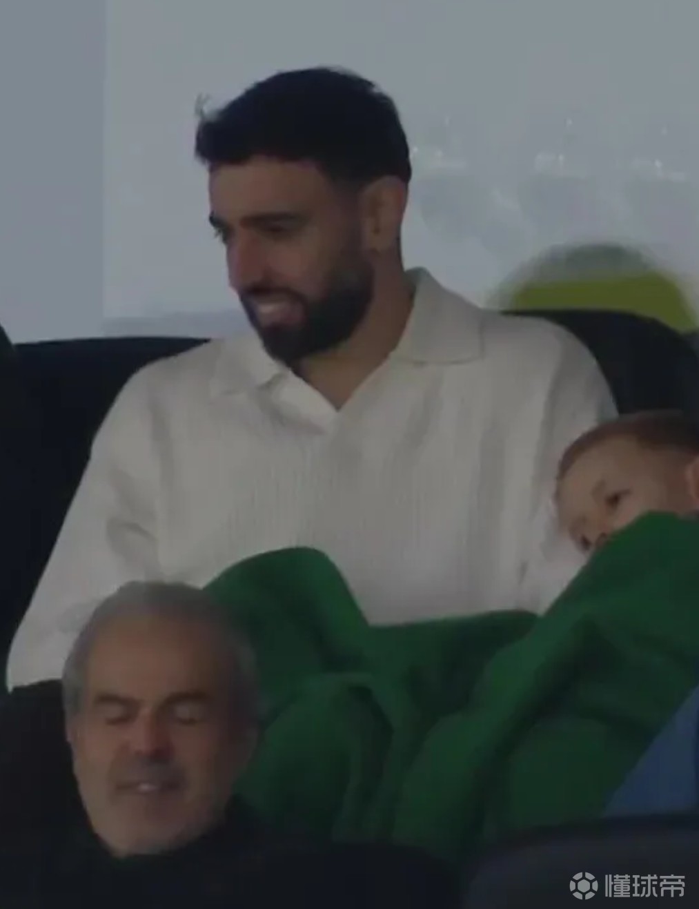 B费休假回葡萄牙现场观看葡甲联赛，为好友加油助威