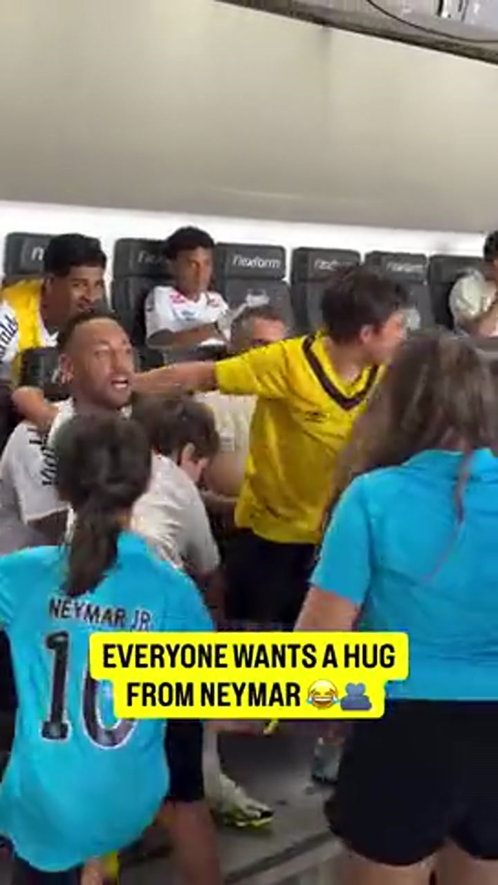 小球迷纷纷与替补席上的内马尔拥抱合影
