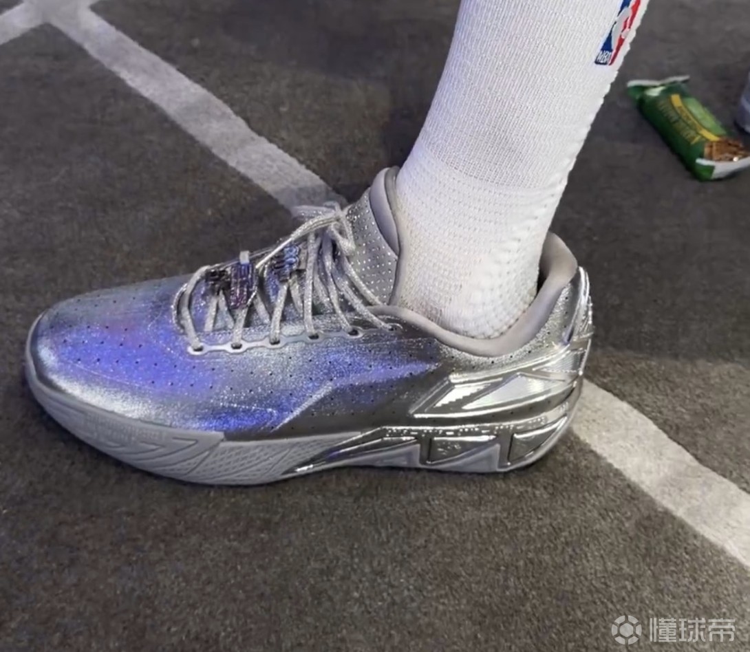 有情有义，库里全明星赛上脚安踏为汤普森终身合同推出的KT11