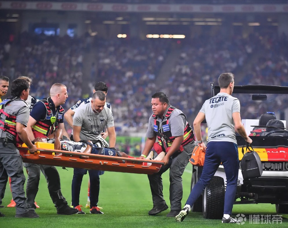 19场仅打入1球，马夏尔在墨超遭遇肩膀脱臼，被担架抬离场