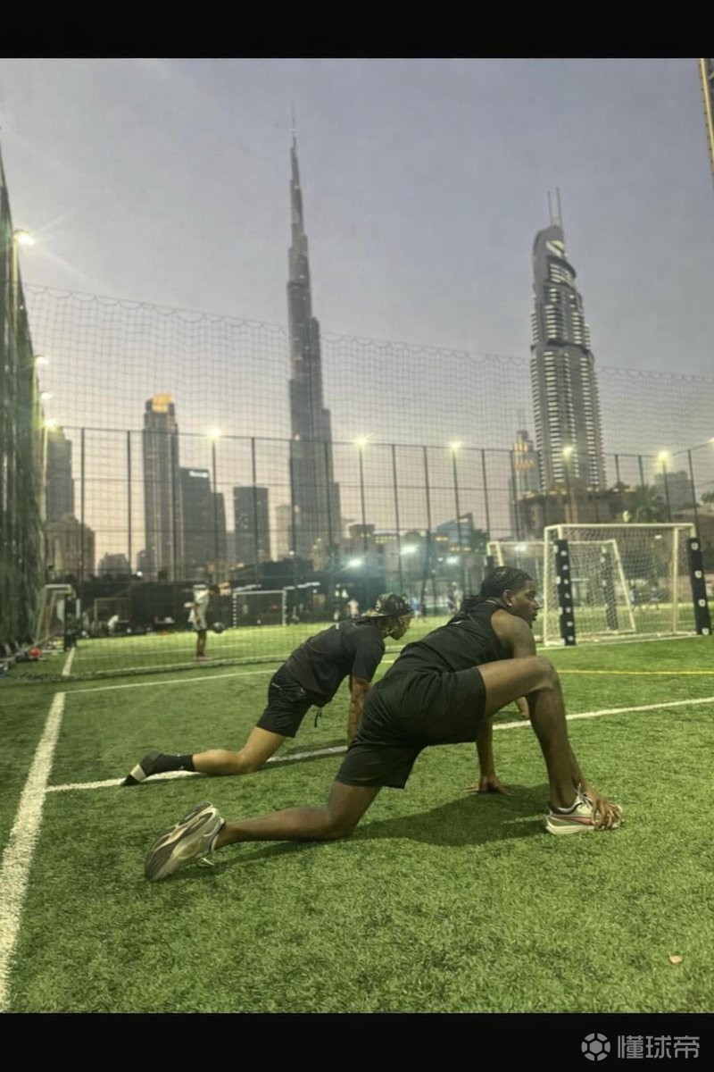 休假不休息，曼联小将海文、约罗在迪拜一起加练