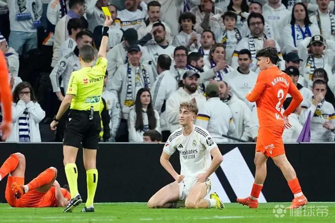 马卡：赫伊森遭主场球迷嘘声，吕迪格第一时间站出来为他打气