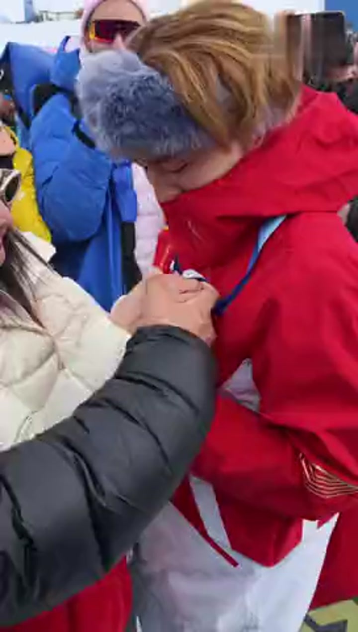 实拍赛后苏翊鸣与父母拥抱拍照庆祝