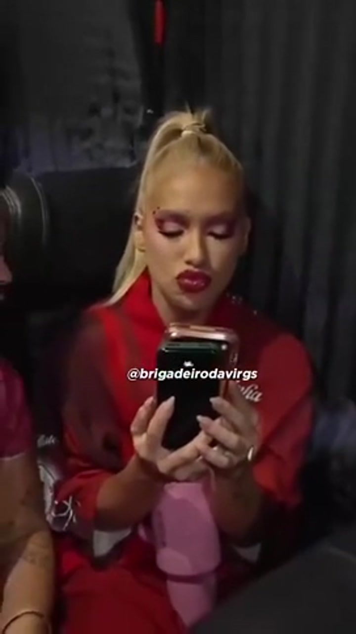 女友安慰维尼修斯：我爱你！后者回应：一会给你发短信