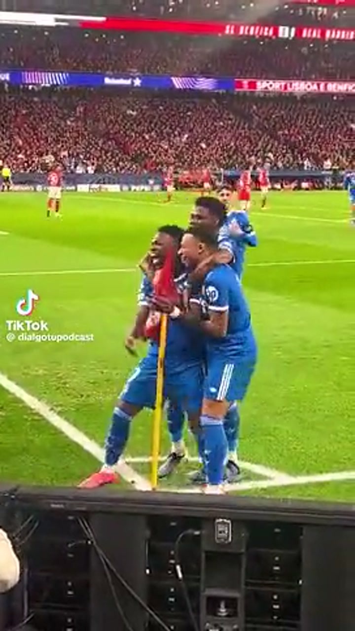 实拍吕迪格就队友的庆祝动作向本菲卡球迷道歉
