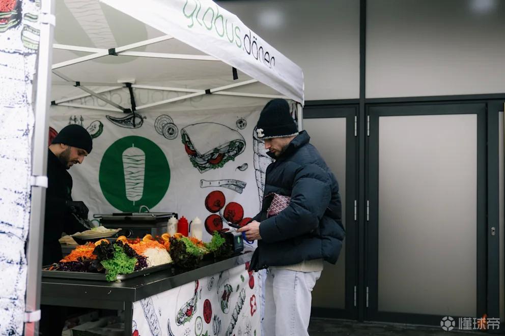 图片报：维尔纳在离队前请全队吃了自己最喜欢的烤肉卷