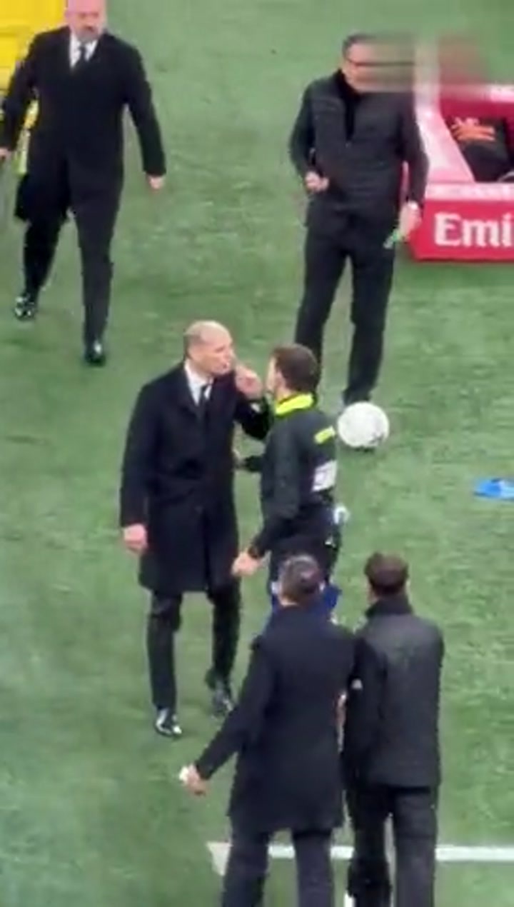 实拍阿莱格里与法布雷加斯发生激烈争吵