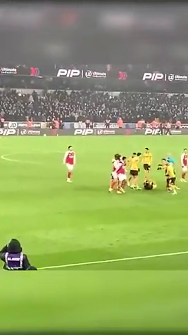 实拍热苏斯倒地 听到终场哨响后一跃而起推翻对手