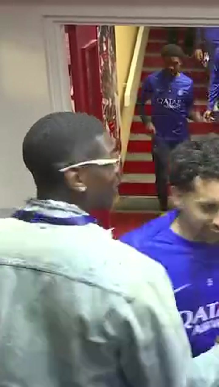 博格巴欧冠赛前和巴黎众将打招呼