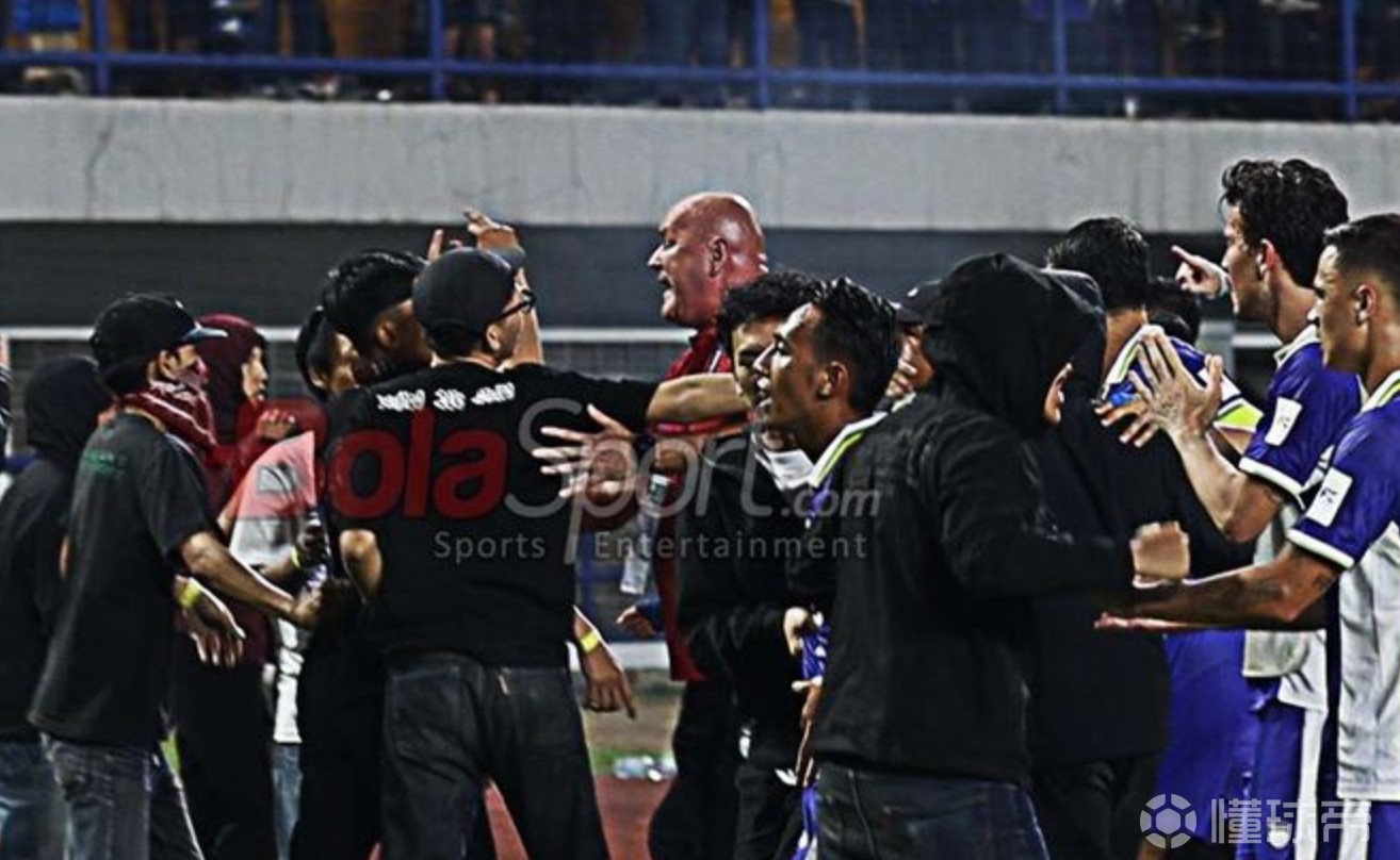 印尼球队万隆亚冠2被淘汰后球迷冲场，俱乐部恐面临亚足联处罚