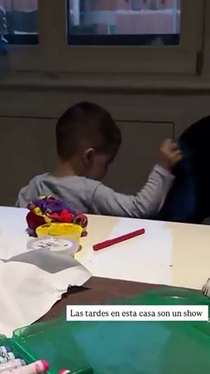 妻子晒出劳塔罗和孩子一起画画的视频