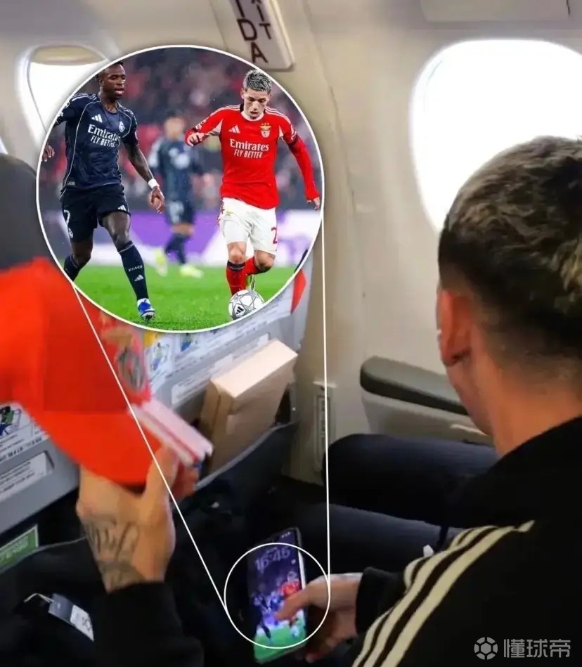 其实是粉丝？5天前普雷斯蒂安尼手机屏保是与维尼修斯的合照