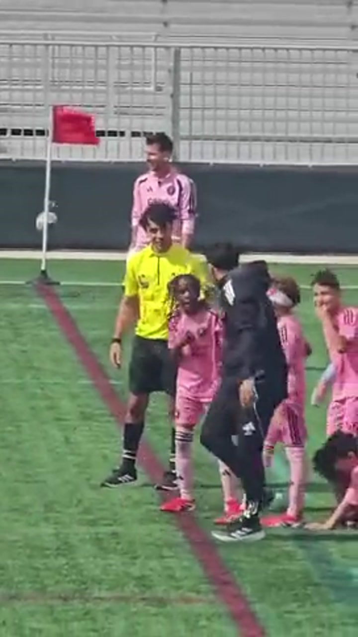 梅西在场边悠闲地看着自己的儿子梅开二度