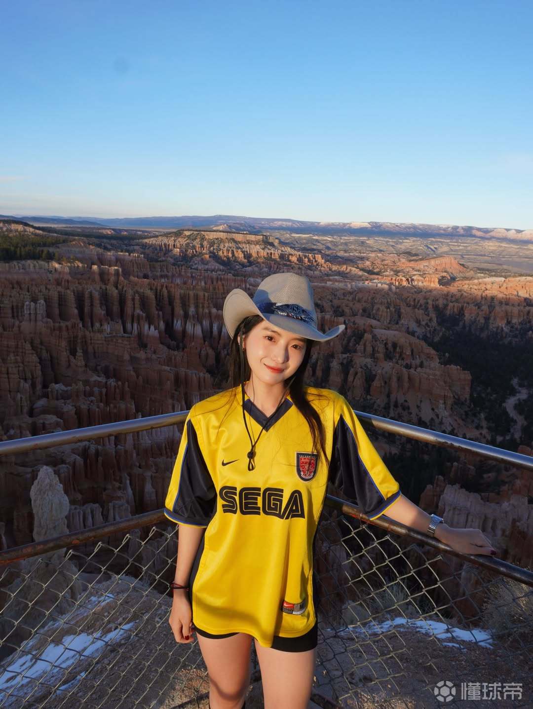 韩国小姐姐身穿阿森纳球衣，游览美国的峡谷风光。