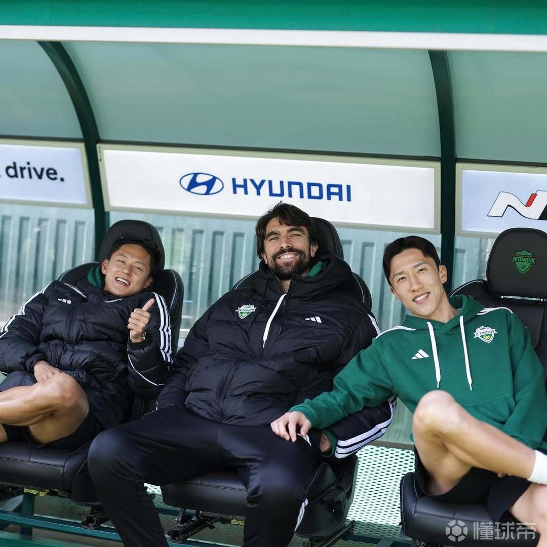 天津津门虎旧将孔帕尼奥（养伤中），在替补席收获了...