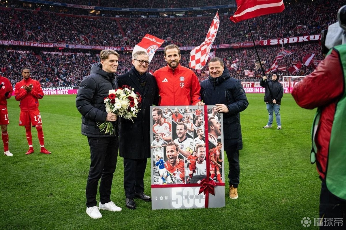 荣耀时刻，凯恩赛前获赠职业生涯500球里程碑纪念礼物