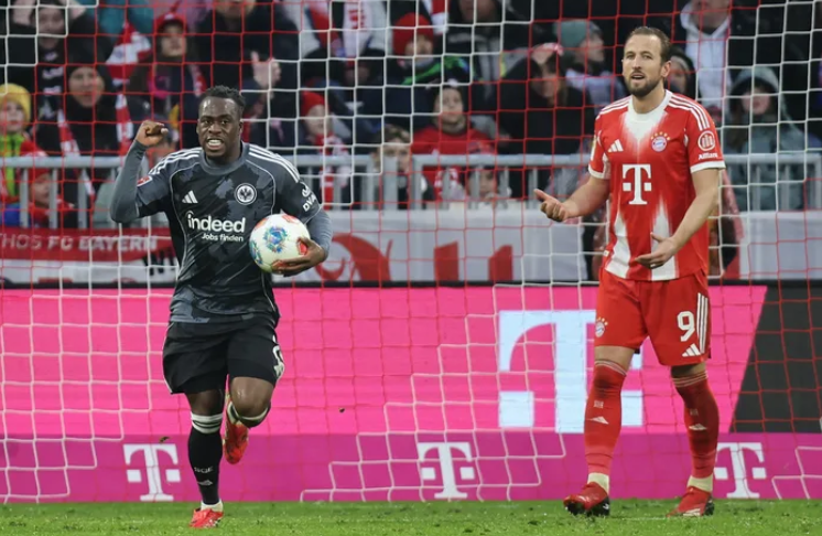 超级巨大失误！拜仁三人连环玩火，金玟哉乌龙助攻，对手笑纳空门