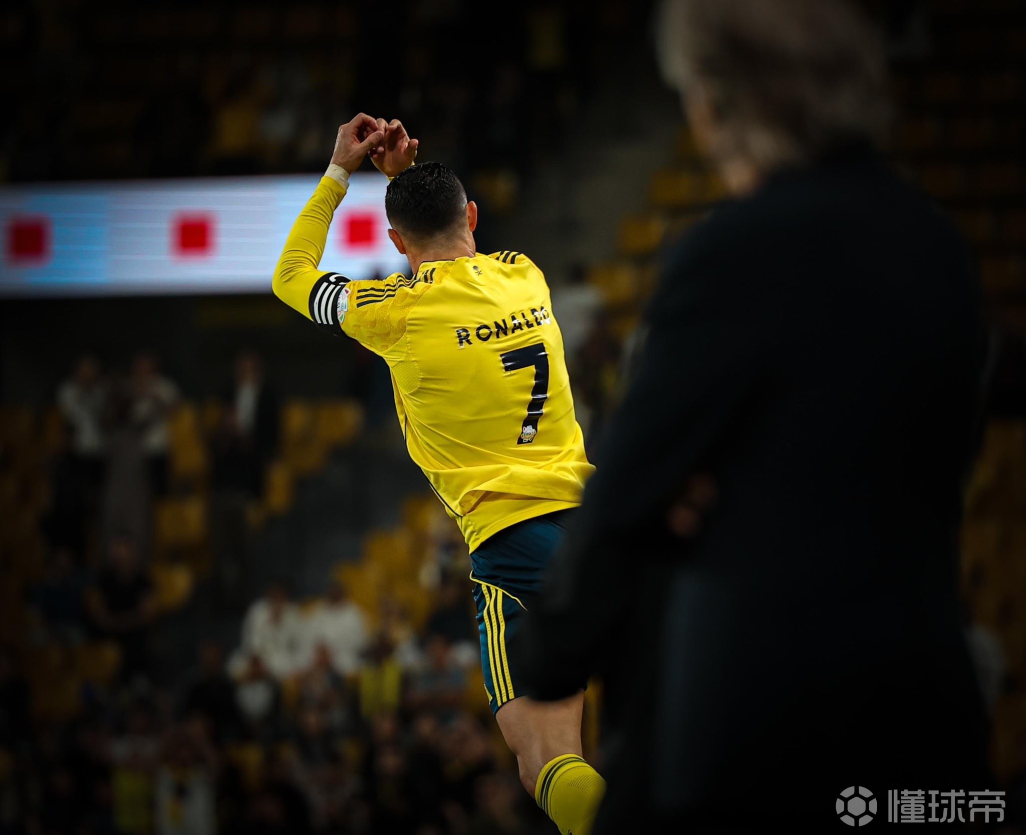30岁前463球，C罗在年满30岁后已经打进500球