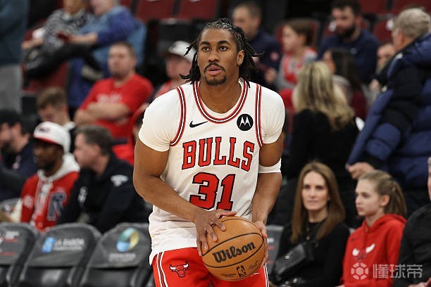 官方：公牛后卫艾维左膝酸痛，至少伤缺两周