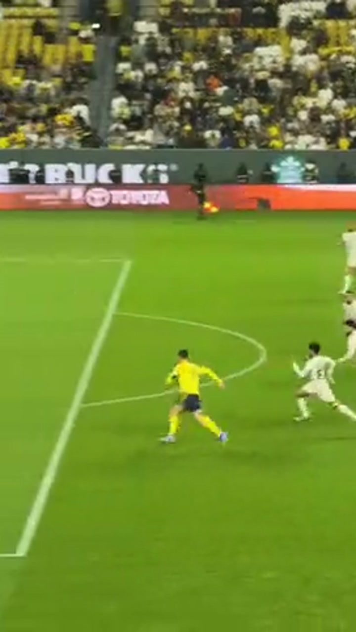 实拍C罗单刀过掉门将 倒地后坐在地上想要点球