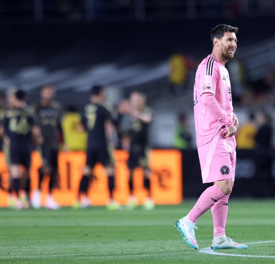 揭幕战2次超巨失误！迈阿密门将送空门，遭对手戏耍，德保罗挨批