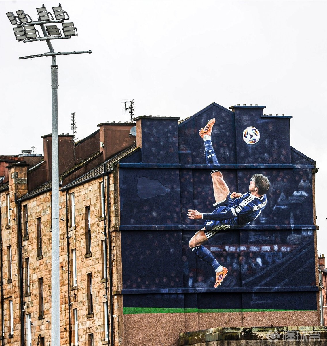 助苏格兰重返世界杯，麦克托米奈倒钩破门壁画亮相汉普登公园