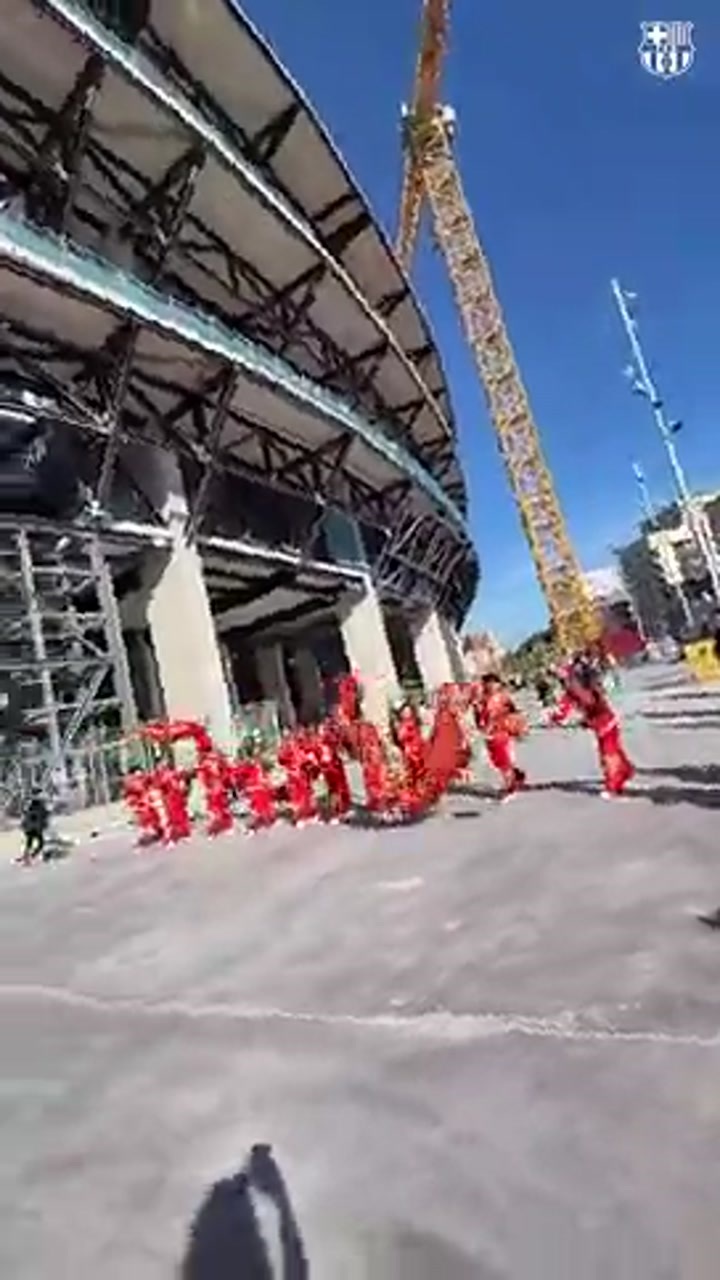 庆祝中国春节！巴萨官推晒诺坎普球场外舞龙视频